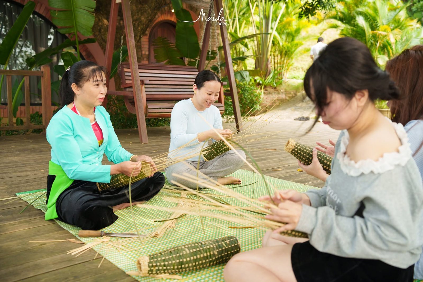 Đan rọ tôm cùng nghệ nhân